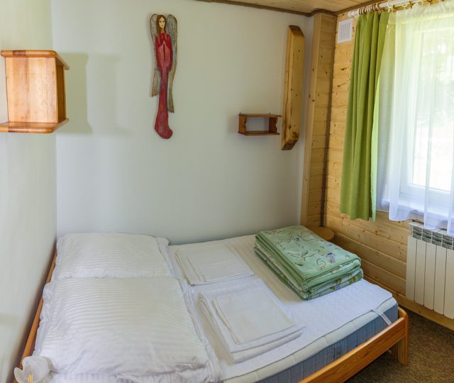 Pokój dwuosobowy z lampkami przy łóżku, ogrzewaniem i oknem na zieleń